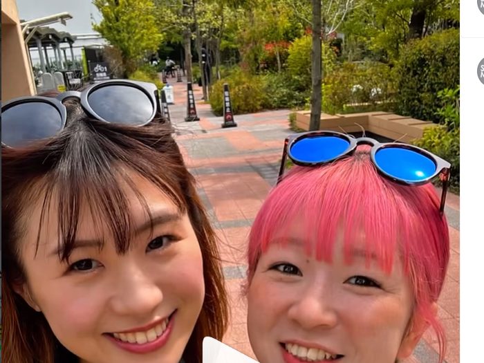 公式Instagramでコーデを投稿するSMSAスタッフ